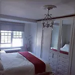 Spacious Room In Midtown